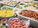 【約50種の朝食ブッフェ例】野菜もたっぷり。当地ならではの国際色豊かな一品も楽しめます/5:30〜10:00