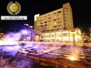 『夜の湯畑とホテル一井』湯畑から立ち昇る湯けむりと新たに始まった湯畑ライティングで一層綺麗な景色に…