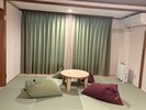リニューアル和洋モダン10帖。カーテンは地元名産品の【富士吉田の織物】を使用しております。