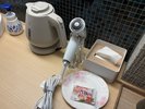 お茶うけのお菓子と天然水をお部屋に備え付けております。