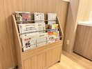 新聞ラック。ご自由にお持ちくださいませ。