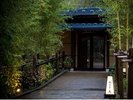 【入口門】竹林に覆われた大人の庵へようこそ