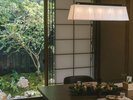 【食事処】枯れ沢や雑木の庭を望む個室食事処「天津水」