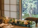 【食事処】枯れ沢や雑木の庭を望む個室食事処「天津水」