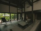 【1日一組様 特別棟】皆で集えるリビング 大型スクリーンで思い出の投影も。珈琲を挽きながらの団らんを
