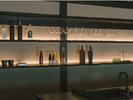 【1日一組様 特別棟】お酒やグラス、瑞雨のために豆を選び焙煎されたコーヒーなどこだわりの品が並ぶ