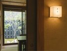 【食事処】天津水は全室個室。大きな窓の向こうには枯れ沢や雑木の庭が広がります