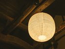 【1日一組様 特別棟】リビングで高天井を優しく照らすのは、京都の老舗「小嶋商店」の京地貼り式提灯