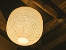 【1日一組様 特別棟】リビングで高天井を優しく照らすのは、京都の老舗「小嶋商店」の京地貼り式提灯