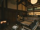 【1日一組様 特別棟】暖炉に火が灯り温かみを増したリビング。※暖炉使用は11/6〜翌3/31迄