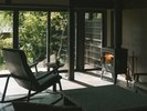 【1日一組様 特別棟】暖炉に火が灯り温かみを増したリビング。※暖炉使用は11/6〜翌3/31迄