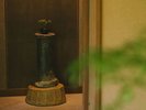 【食事処】玄関を入るとすぐ目に飛び込んでくるアート