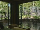 【1日五組様 一棟貸し】リビングと露天風呂を結ぶ湯上りテラスは自然を感じる開放的な空間
