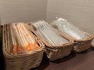 ◆割り箸・スプーン・フォーク(2階、8階)電子レンジ脇にご用意しております。