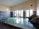 男性用大浴場 お子様にも喜ばれる滑り台有り!温泉らしい硫黄の香りもお楽しみいただけます♪
