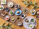 全国から旬の味わいを集めた色とりどりの小鉢をお楽しみいただけます。