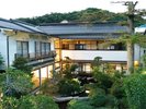 聖なる木からやがて庭園が生まれ、庭園を囲む宿となりました。