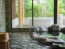 中風呂+露天:世界有数三朝温泉の自家源泉を保有し、100%源泉かけ流しの湯が心身を癒します。
