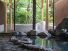 中風呂+露天:世界有数三朝温泉の自家源泉を保有し、100%源泉かけ流しの湯が心身を癒します。
