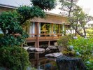 水面に映る庭園百年。静寂に包まれ心身を穏やかに。