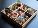 季節で変わる創作料理。三朝荘の九つ膳は9つの品に旬の食材、地元食材をふんだんに使います/例