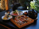 庭園のあるお部屋でいただく夕食。和に拘らない創作料理を。/例
