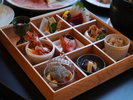 季節で変わる創作料理。三朝荘の九つ膳は9つの品に旬の食材、地元食材をふんだんに使います/例