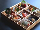 山陰の魚介類、地物野菜や特産品をふんだんに使用した三朝荘の九つ膳。鳥取の幸を贅沢に味わえる一品/例