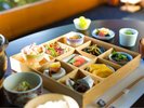 朝の九つ膳には9品の山里料理を/例