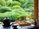 庭園を眺める個室でいただく健康的な朝食/例