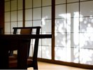 庭園を眺める個室で朝食を。