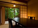 【個室食】庭園を眺める個室にてお食事をご用意。静かな空間で、じっくりとお料理をお楽しみ頂けます。