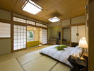 【200】本棟庭園の部屋200号室は和室二間の広いお部屋です。ベッドはクイーンサイズをご用意しています。