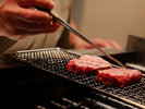 お盆明け30日間限定で味わえる、鳥取和牛の炙り肉。スモークの香りと程よい酸味のある特性だれで味わう逸品