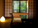 窓から見える湯けむりに鉄輪の情緒を感じながらくつろげる和室