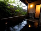 【湯の月】半露天になっており、四季を感じる貸切湯♪