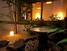【坪庭】耳をすませば聞こえてくる水の音や自然の音が心地よく広がる
