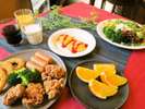色とりどりの朝食が食欲をそそります。