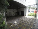 立体駐車場は敷地内にございます。立体駐車場前までお進み頂ければスタッフが参ります。