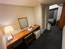 【エレベーターサイドルーム】お部屋の構造がL字型をしており、テーブルとTVが離れています