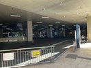 左手にバスターミナルが見えてきます