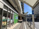 1階に下りるとファミリーマートがございますので、そのまままっすぐ進みます