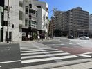左側の横断歩道を渡り、右に進みます