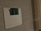 【カードキー差込口】差し込むとお部屋での電気が点灯致します。