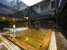 【露天風呂】都会の夜空を仰ぎつつ、心地よい湯に包まれ、ゆったりとお寛ぎください。