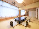 【ホテル棟和室16畳】壁一面大きな窓になっているお部屋