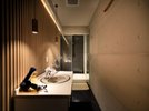 【グランピング離れVILLA】洗面台にはドライヤーや鏡を設置