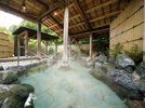 【露天風呂】翌朝、肌がすべすべになるのを体感できます。 ※写真は男湯