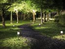 【散策路】夜はライトアップされて幻想的な風景になります。