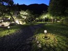 【ライトアップ】日が暮れた後の大自然と灯が幻想的です